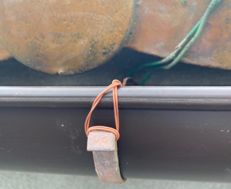 軒樋　固定金具と針金で固定